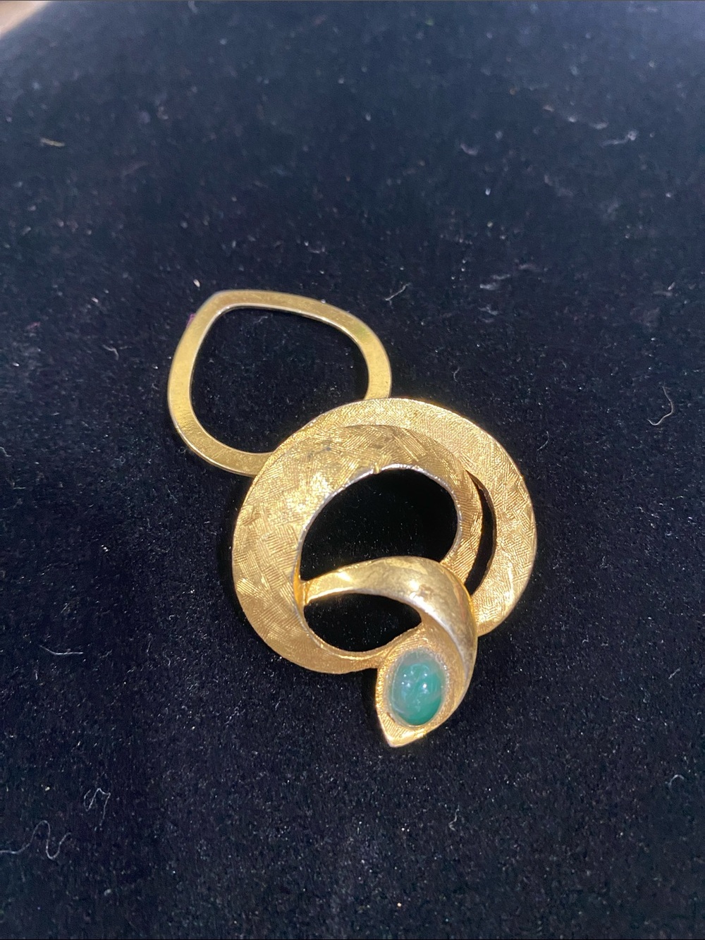 Lieba USA Vintage Gold-Tone Scarf Clip with A Teal Stone Accent